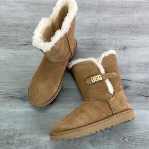 🍁UGG 🍁 BAILEY UGG METAL GRAPHIC CHESTNUT BROWN SUEDE BOOT